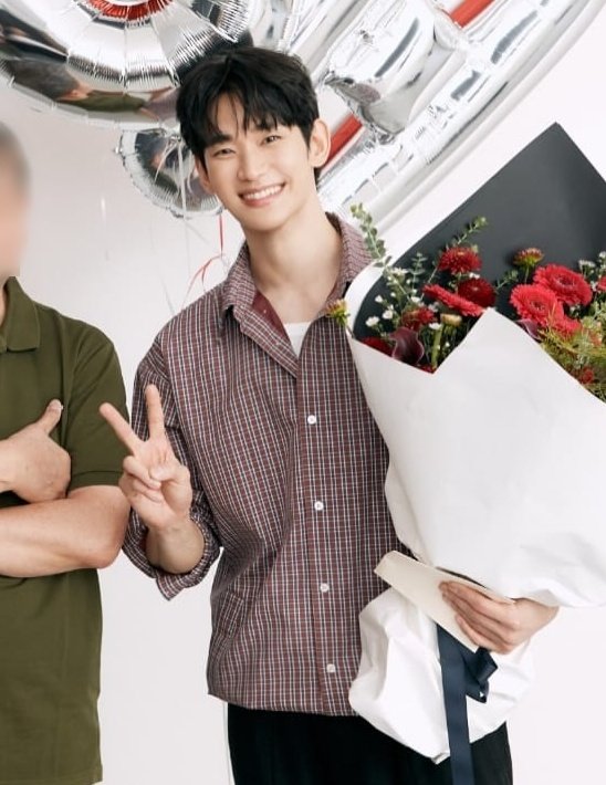 김수현, 꽃다발 품고 활짝…1년 4개월 만에 활동 재개