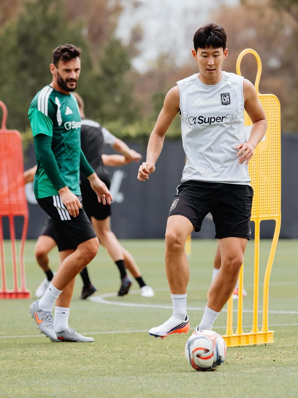 손흥민(오른쪽)이 15일(한국시간) LAFC 훈련장에서 가볍게 몸을 풀고 있다. 사진출처｜LAFC 인스타그램