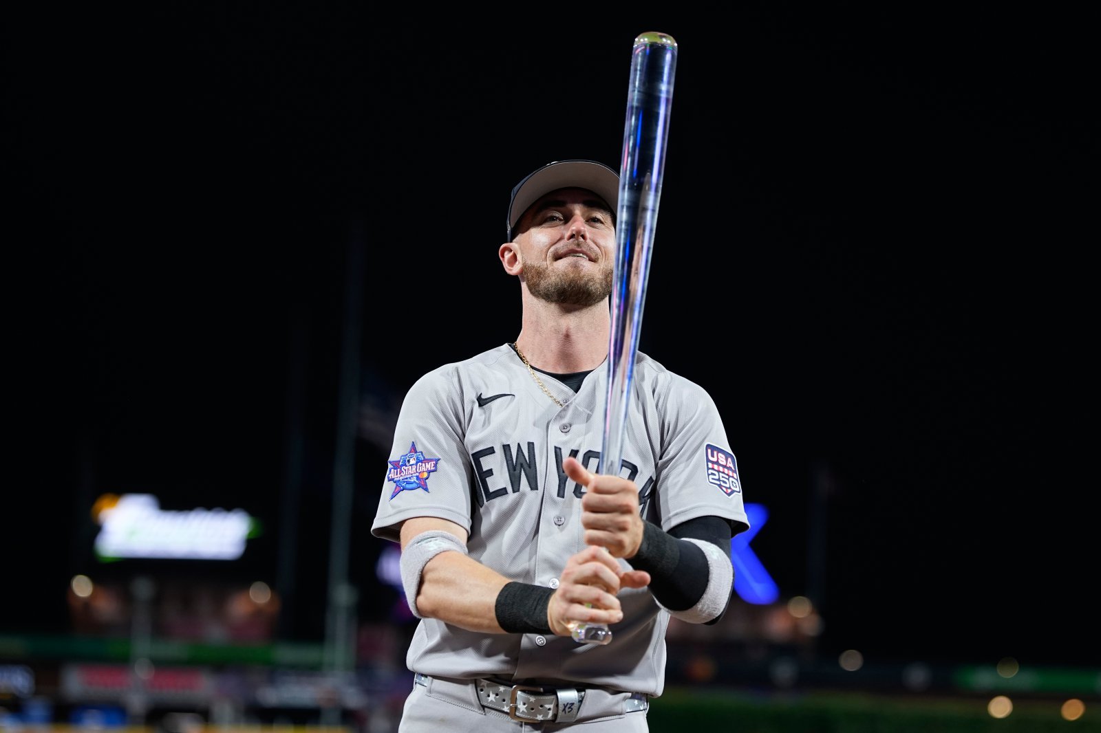 양키스 코디 벨린저가 15일(한국시간) MLB 올스타전서 MVP 트로피를 받은 뒤 기뻐하고 있다. 필라델피아｜AP뉴시스