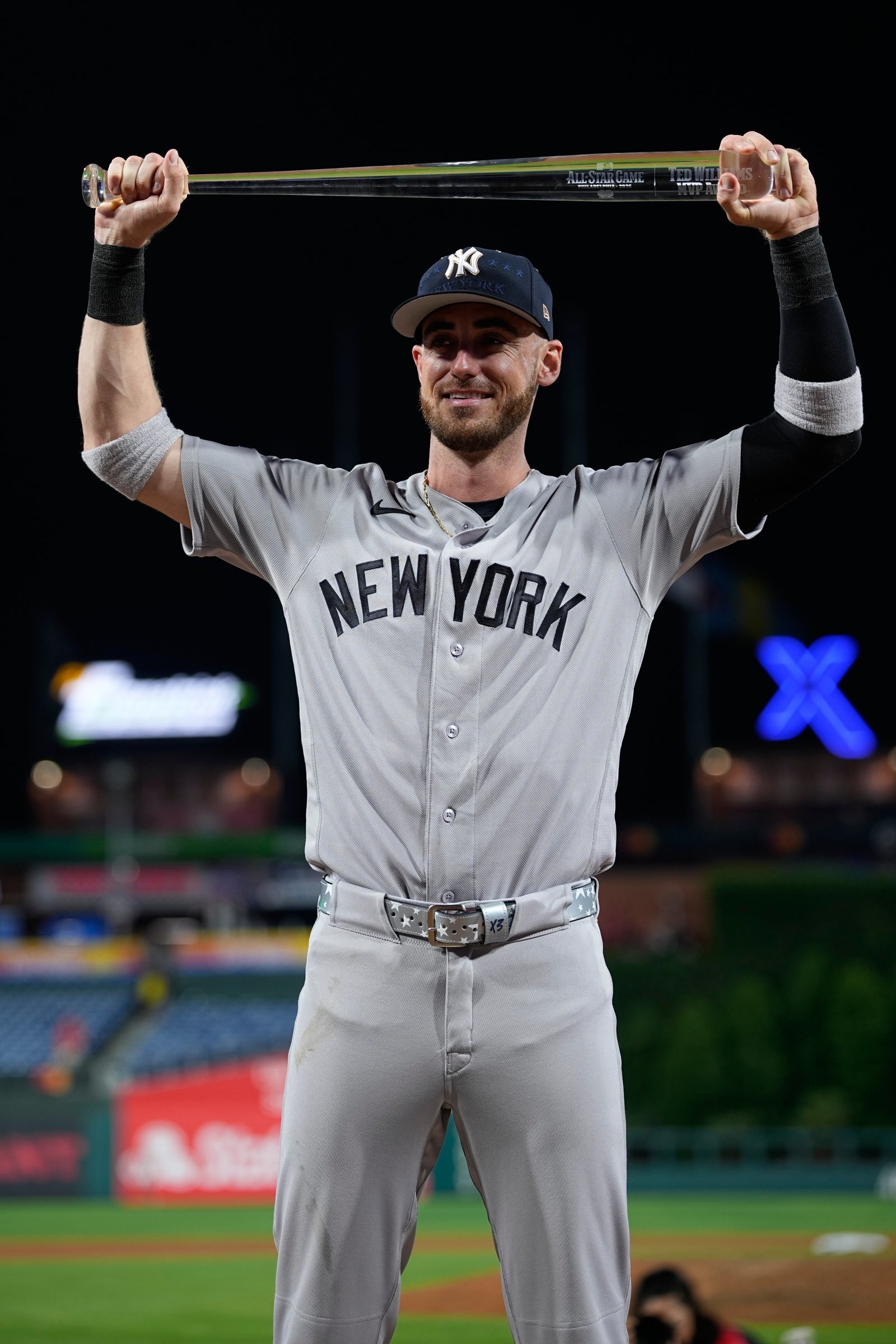 양키스 코디 벨린저가 15일(한국시간) MLB 올스타전서 MVP 트로피를 받은 뒤 세리머니를 펼치고 있다. 필라델피아｜AP뉴시스