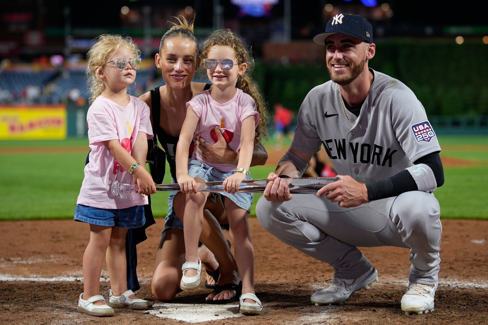양키스 코디 벨린저가 15일(한국시간) MLB 올스타전서 MVP 트로피를 받은 뒤 가족과 기쁨을 누리고 있다. 필라델피아｜AP뉴시스