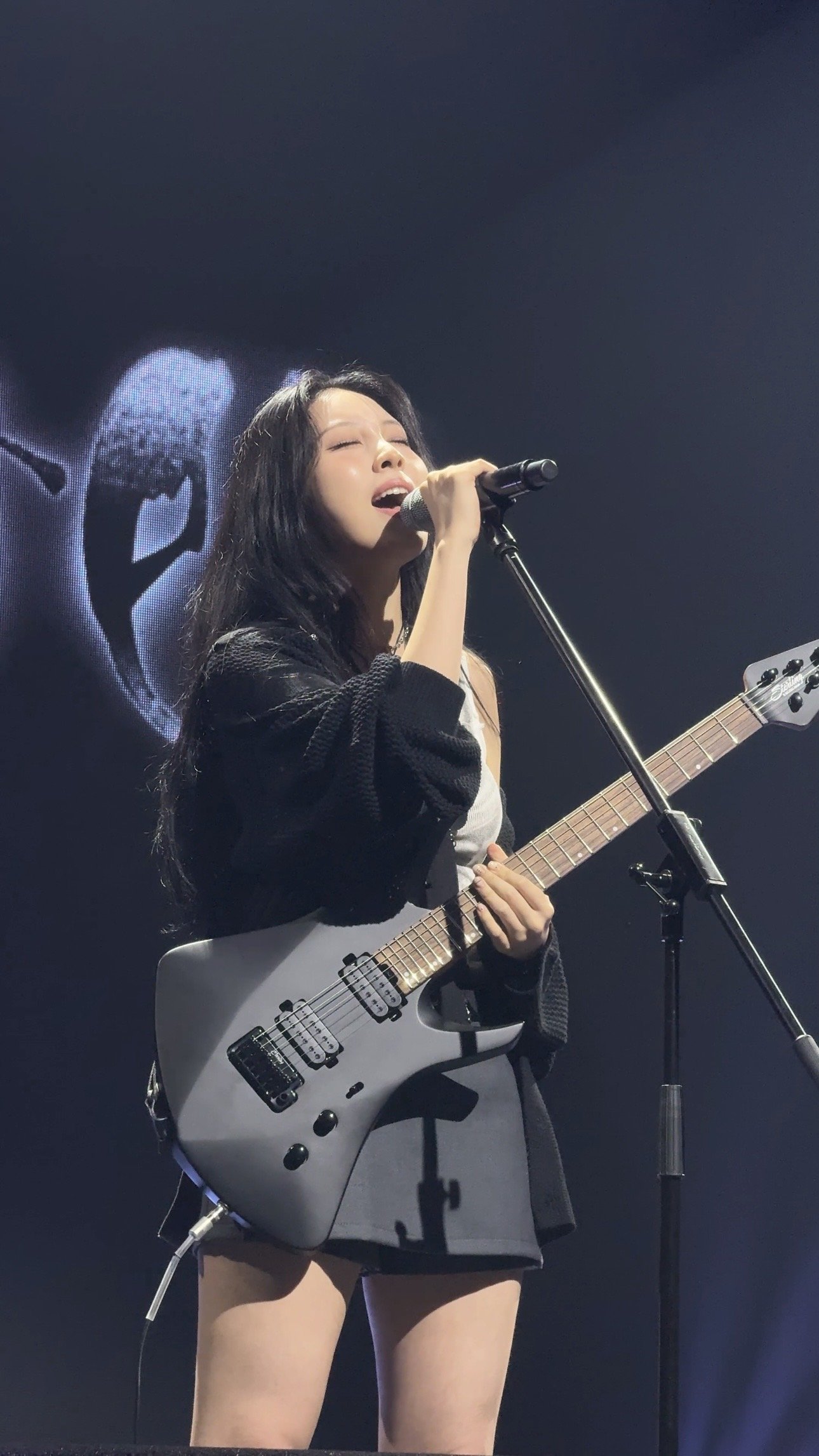 ‘록스타’ 권진아, 새 앨범 ‘세이브 미’로 파격 변신