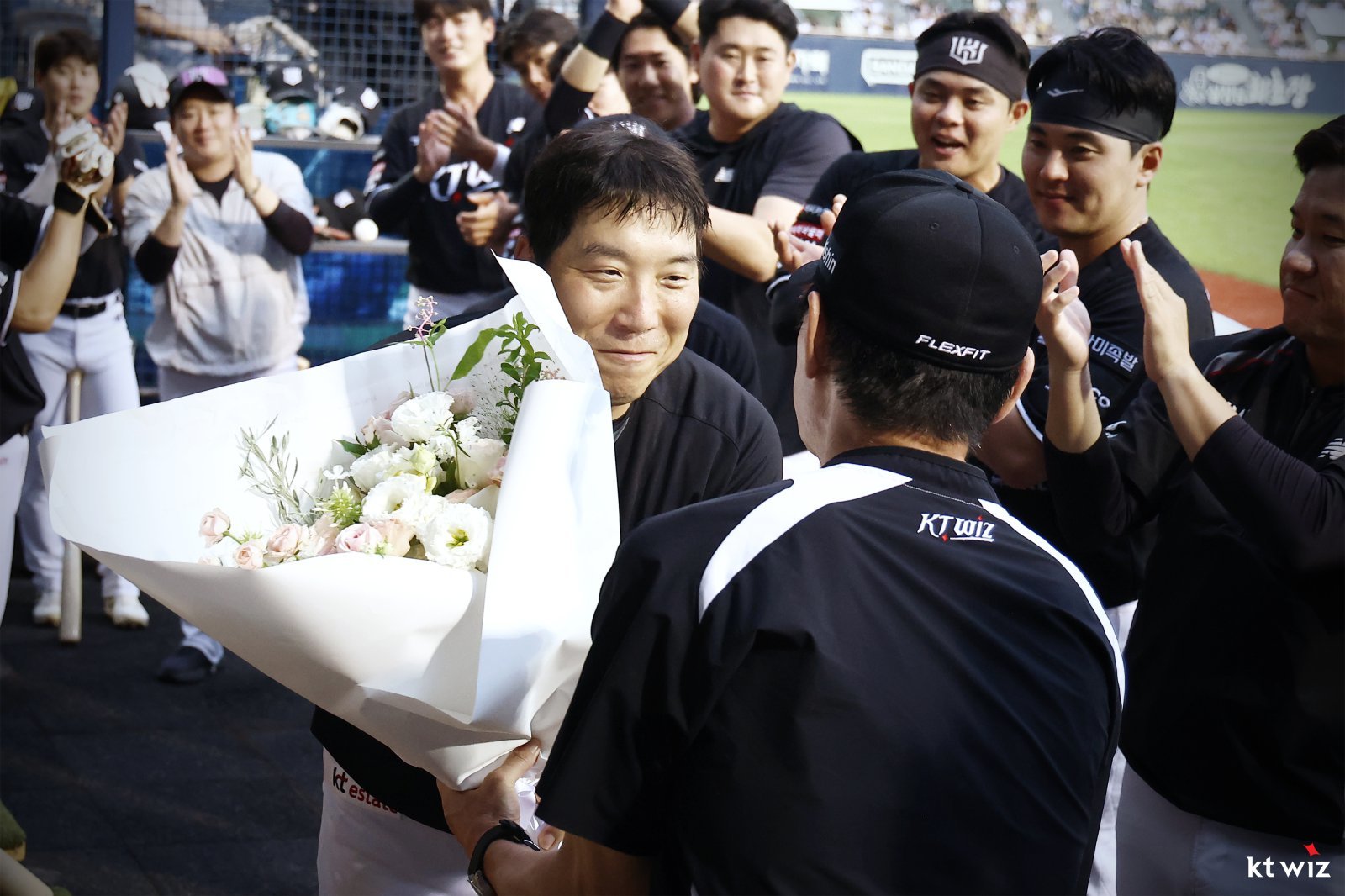 KT 김현수가 18일 잠실 LG전서 17연속 시즌 세 자릿수 안타를 달성한 뒤 축하받고 있다. 사진제공|KT 위즈