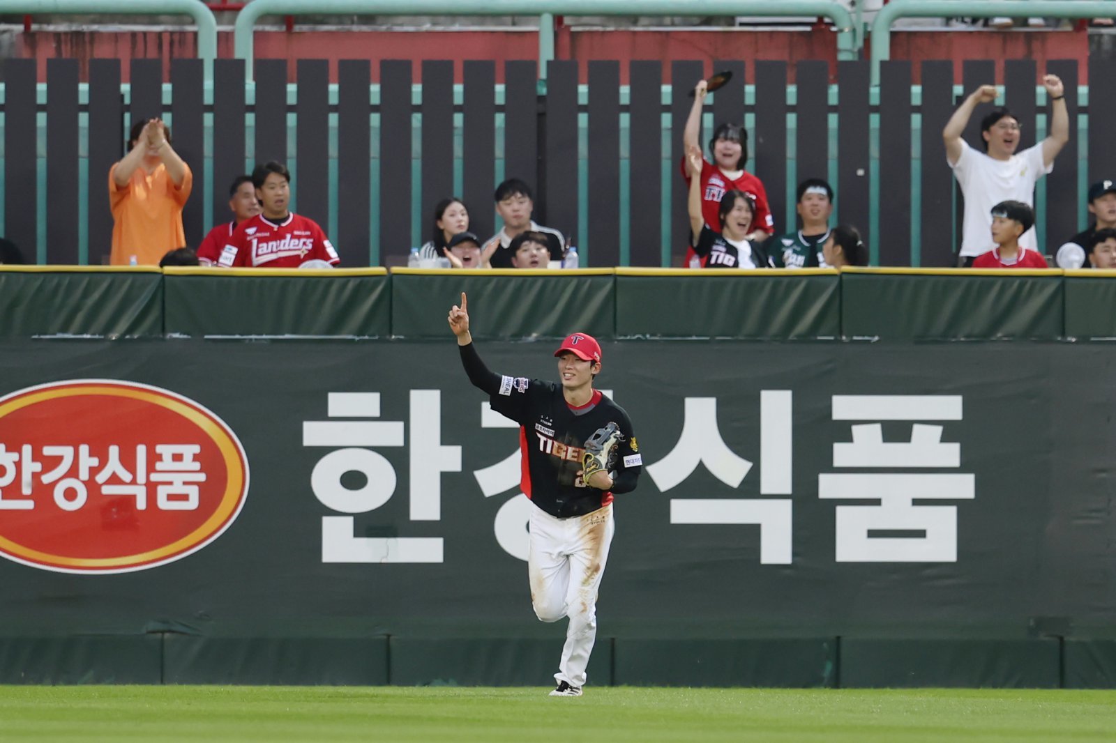 KIA 김호령은 올 시즌 공수주 맹활약하며 팀의 핵심 전력으로 자리매김했다. 사진제공|KIA 타이거즈