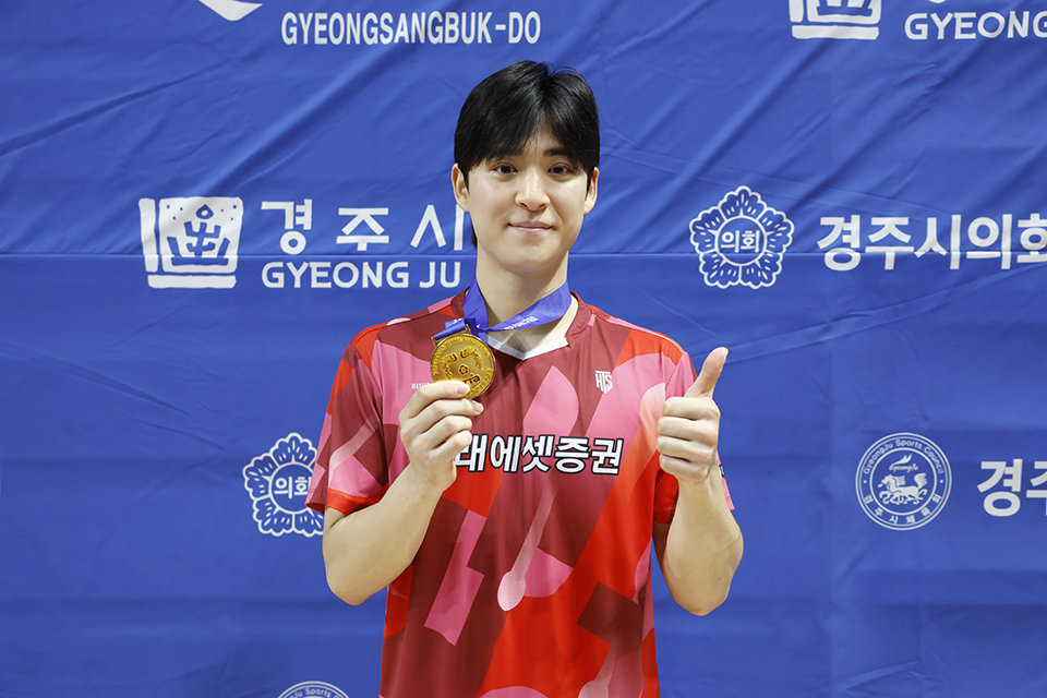미래에셋증권 박강현이 18일 경북 경주체육관서 열린 대통령기 남자일반부 단식서 우승한 뒤 기뻐하고 있다. 사진제공│대한탁구협회