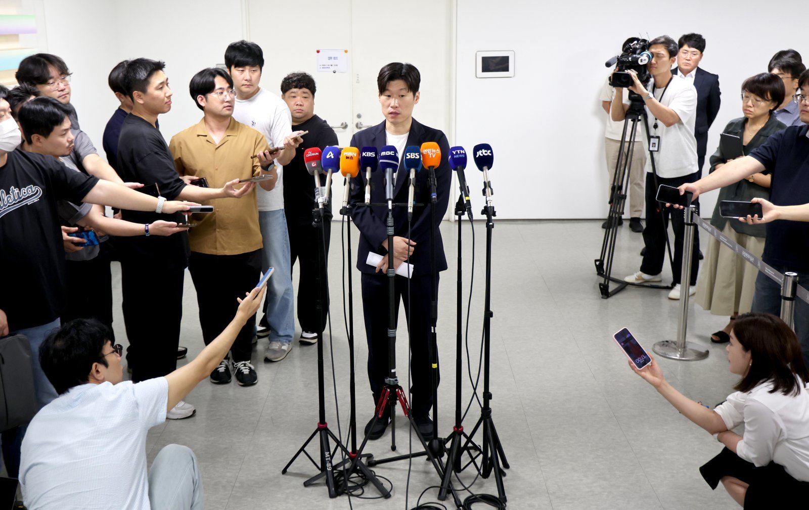박지성 K-축구혁신위원회 공동위원장이 20일 서울 종로구 현대미술관서 열린 3차 회의를 마친 뒤 취재진의 질문에 대답하고 있다. 뉴시스