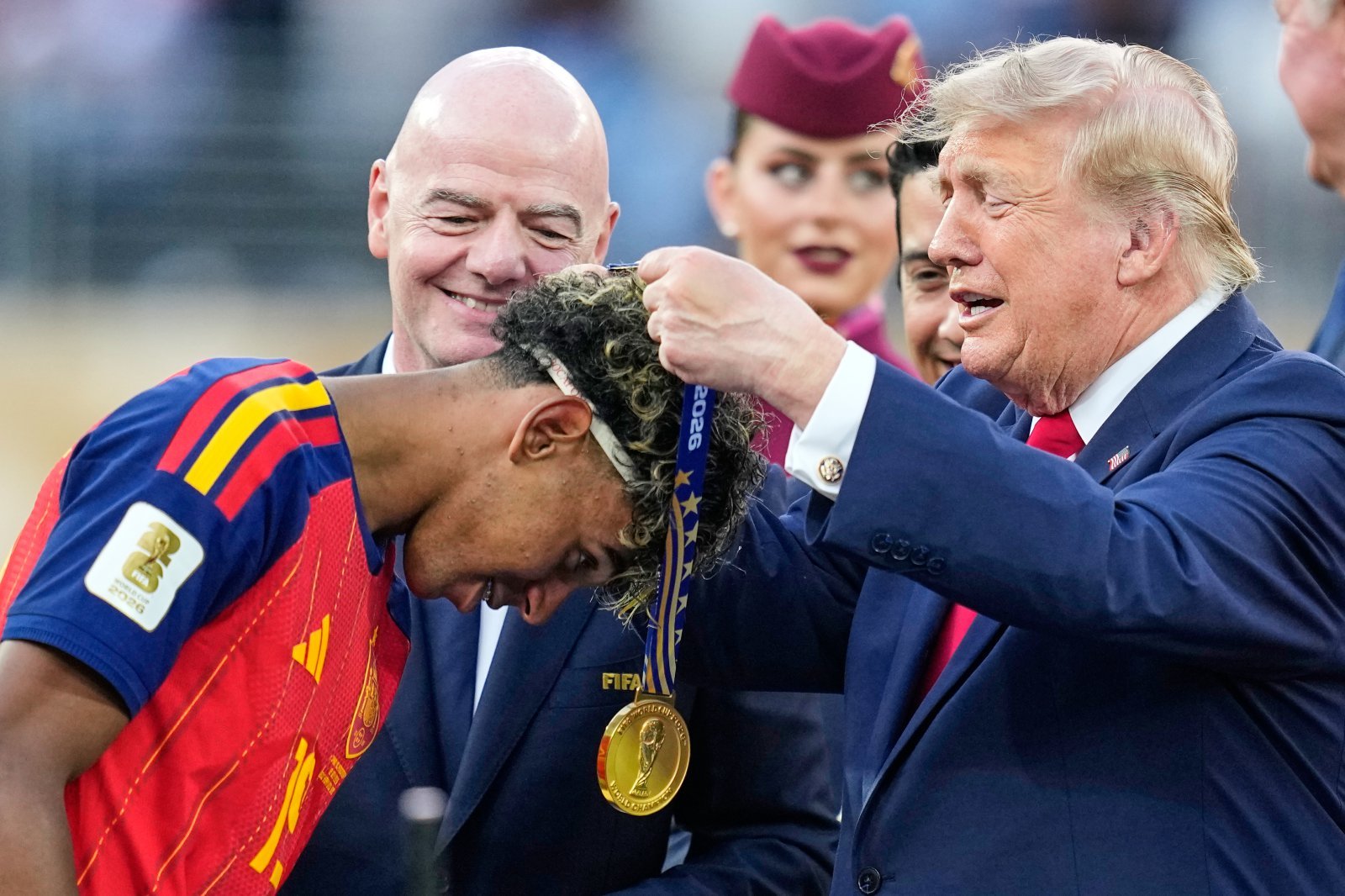 [북중미WC] ‘역시나’ 트럼프 美 대통령은 시상대를 떠나지 않았다…인판티노 FIFA 회장의 이동 권유에도 우승 세리머니 자리 지켜
