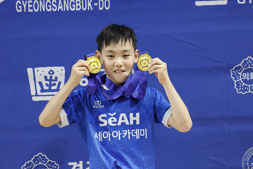 세아탁구아카데미 강시혁이 21일 경주체육관서 열린 제42회 대통령기 전국탁구대회 남자 초등부 단식서 금메달을 따낸 뒤 기뻐하고 있다. 이 대회 사상 첫 초등학교 4학년의 초등부 단식 우승이다. 사진제공│대한탁구협회