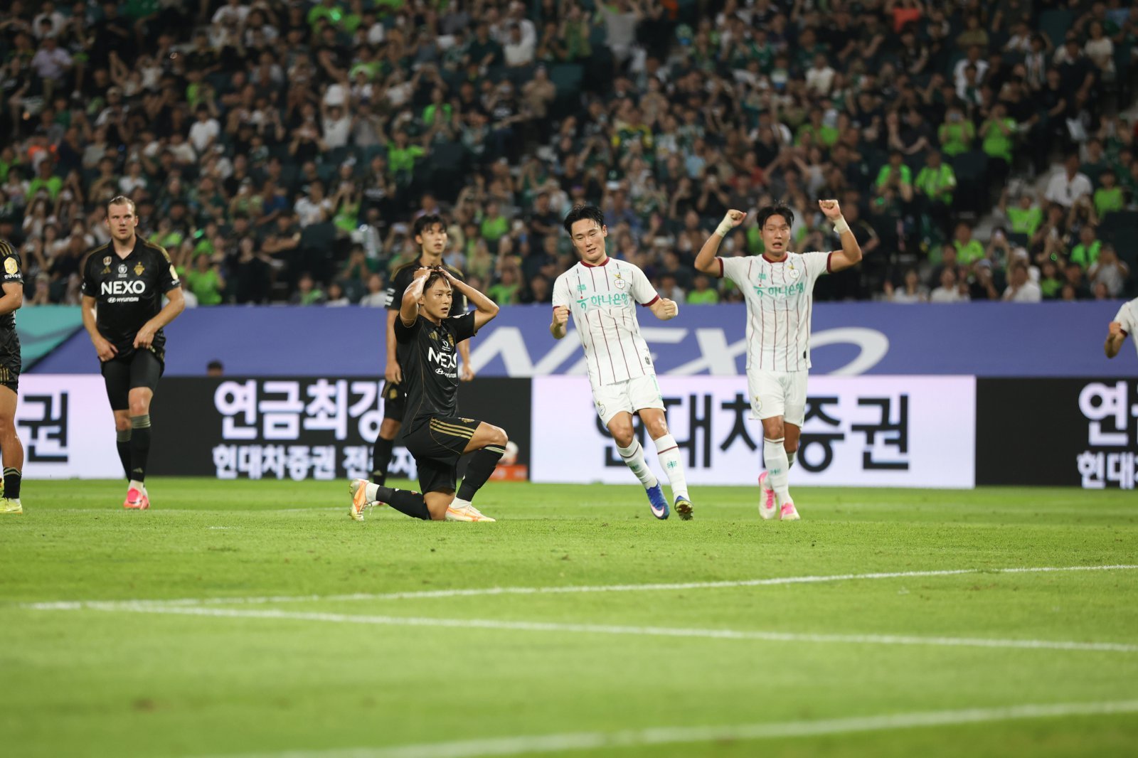 [SD 전주 라이브] ‘이승우 PK 실축’ 전북, 13개 소나기 슛에도 무득점…대전하나와 0-0, 선두 추격 또 실패