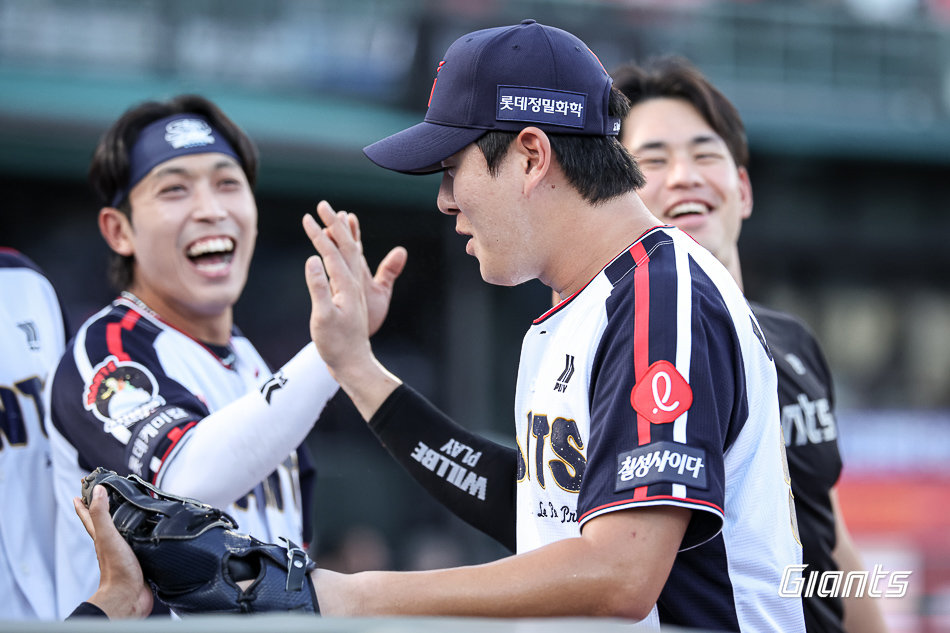 롯데 나승엽이 21일 사직 SSG전서 동료들과 기뻐하고 있다. 사진제공|롯데 자이언츠