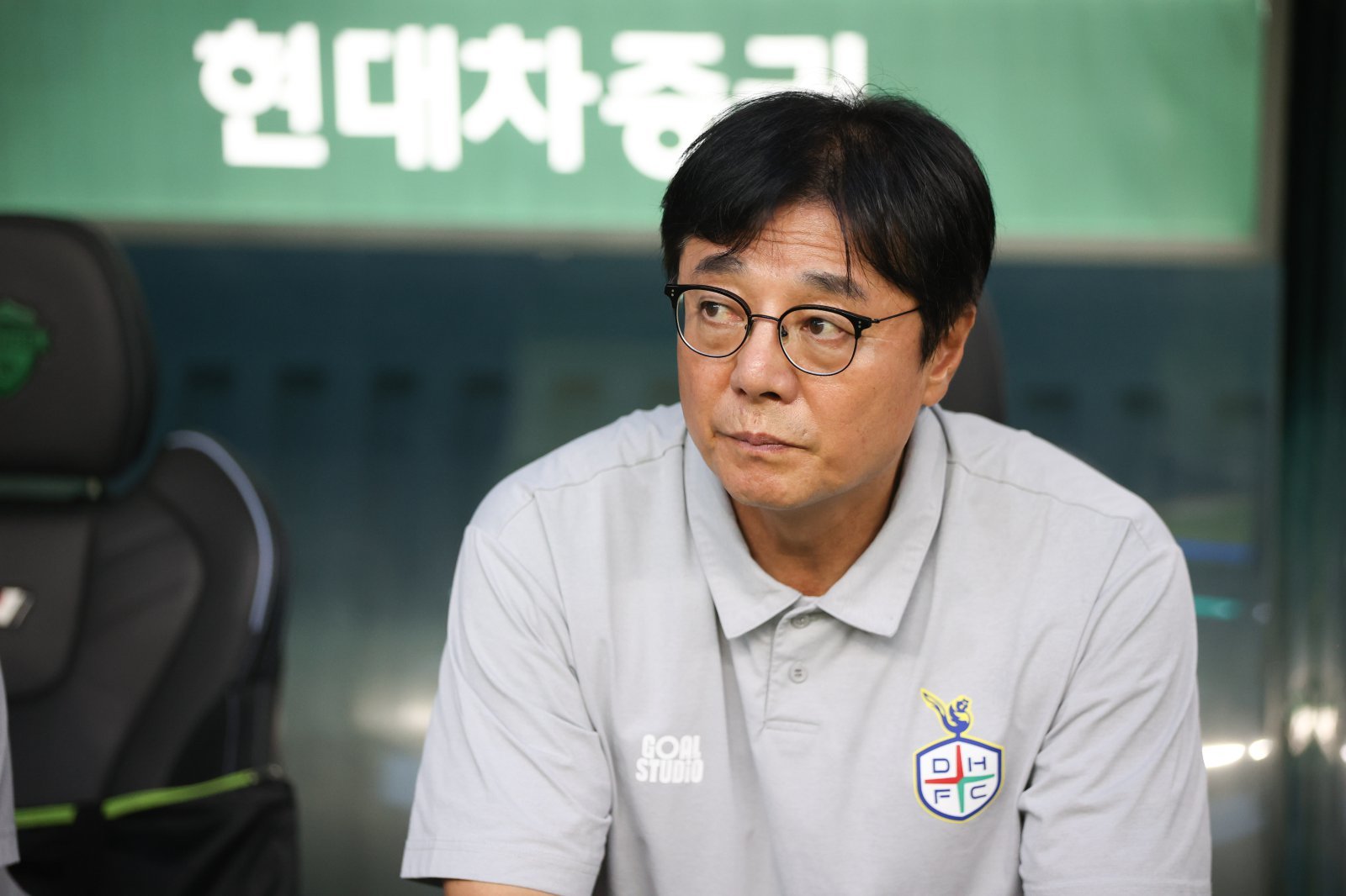 황선홍 대전하나 감독이 21일 전주월드컵경기장에서 열린 전북과 K리그1 원정경기 도중 선수들의 플레이를 지켜보고 있다. 사진제공|한국프로축구연맹
