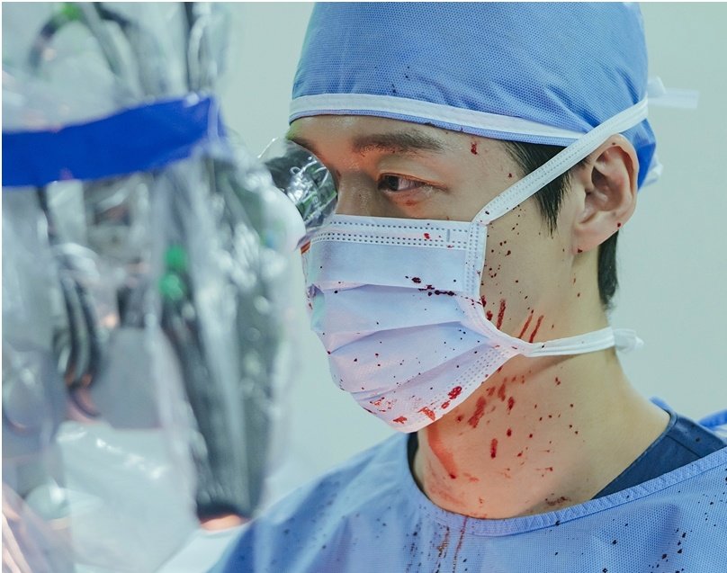 남궁민, 납치 용의자→의사 복귀…피범벅 수술실 포착 (결혼의 완성)