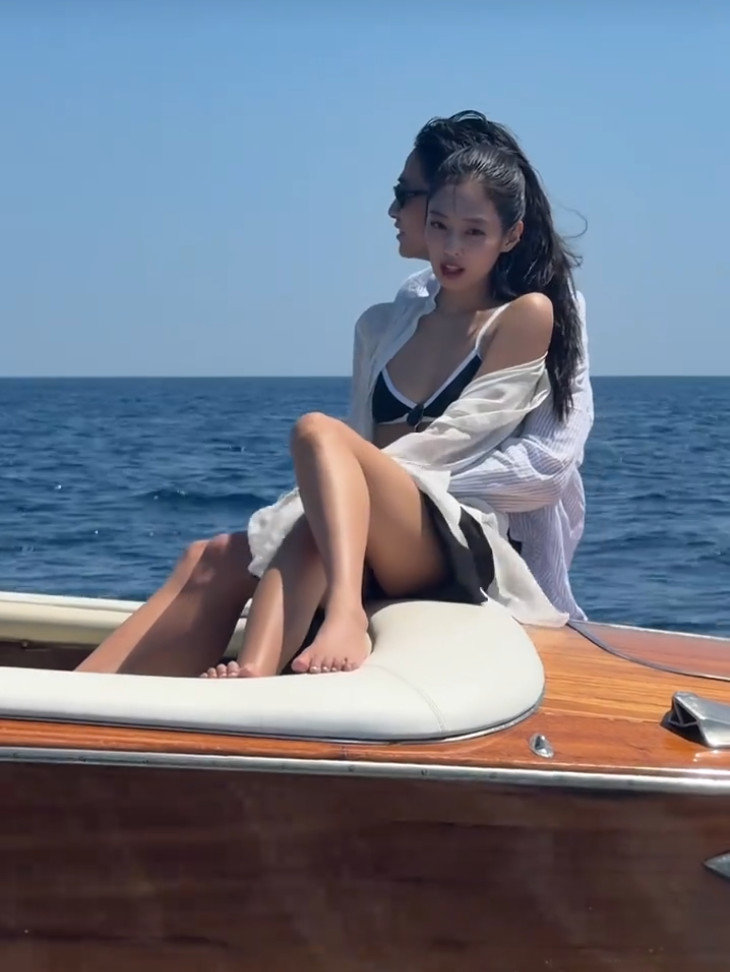 제니, 카이와 이번엔 보트 데이트?…바다 위 연인 케미