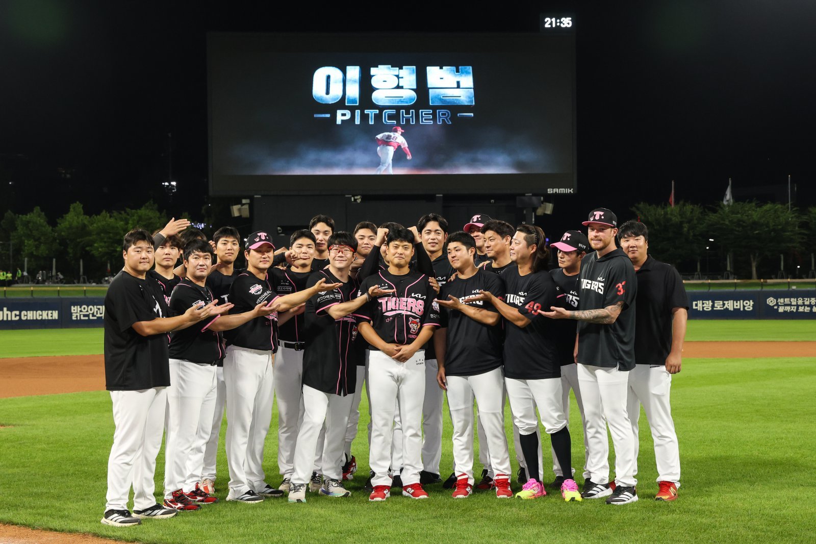 이형범(가운데)이 23일 광주 한화전이 끝난 뒤 KIA의 투수조와 기념 사진을 촬영하고 있다. 그는 이날 경기가 끝난 직후 트레이드돼 한화 유니폼을 입는다. 사진제공|KIA 타이거즈
