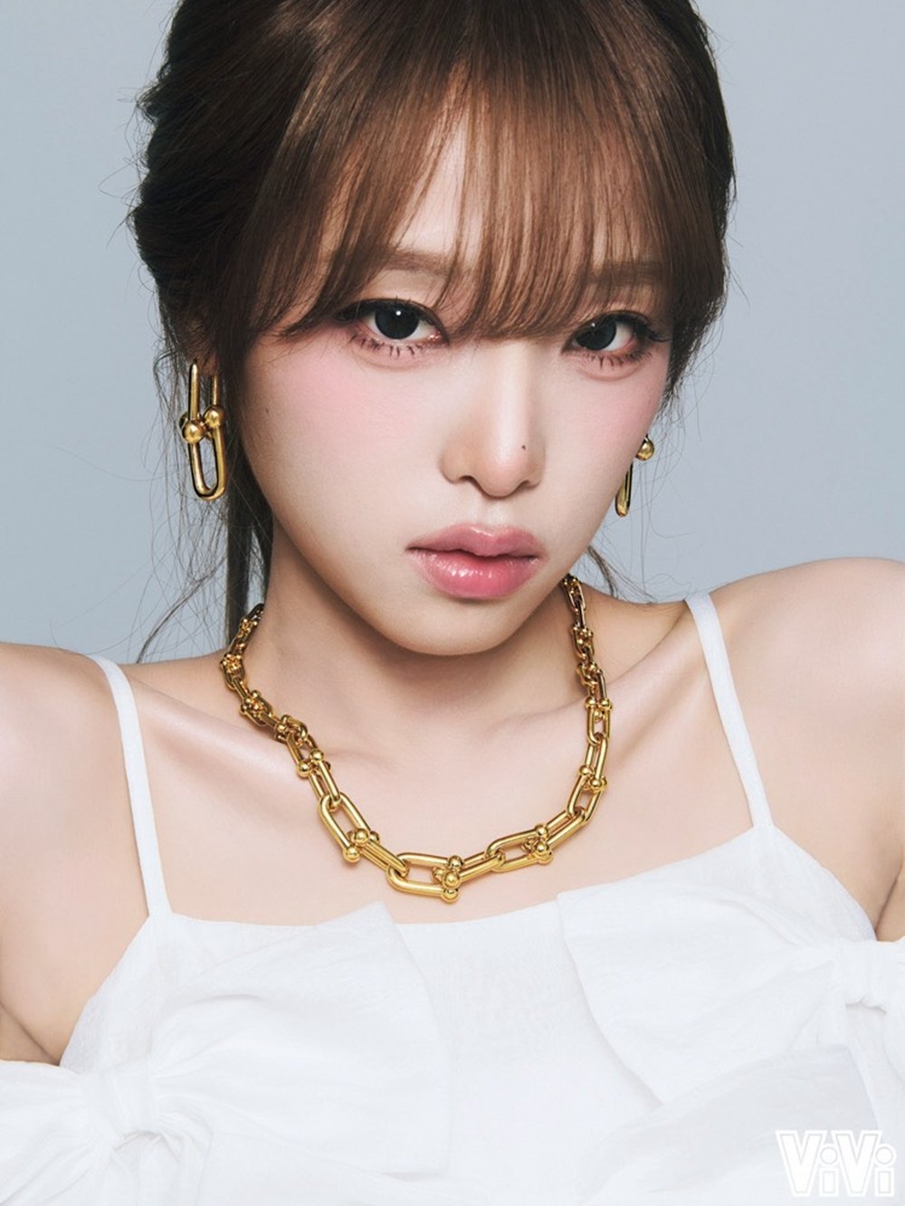 최예나, 日 화보 장식...강렬 눈빛으로 반전 매력