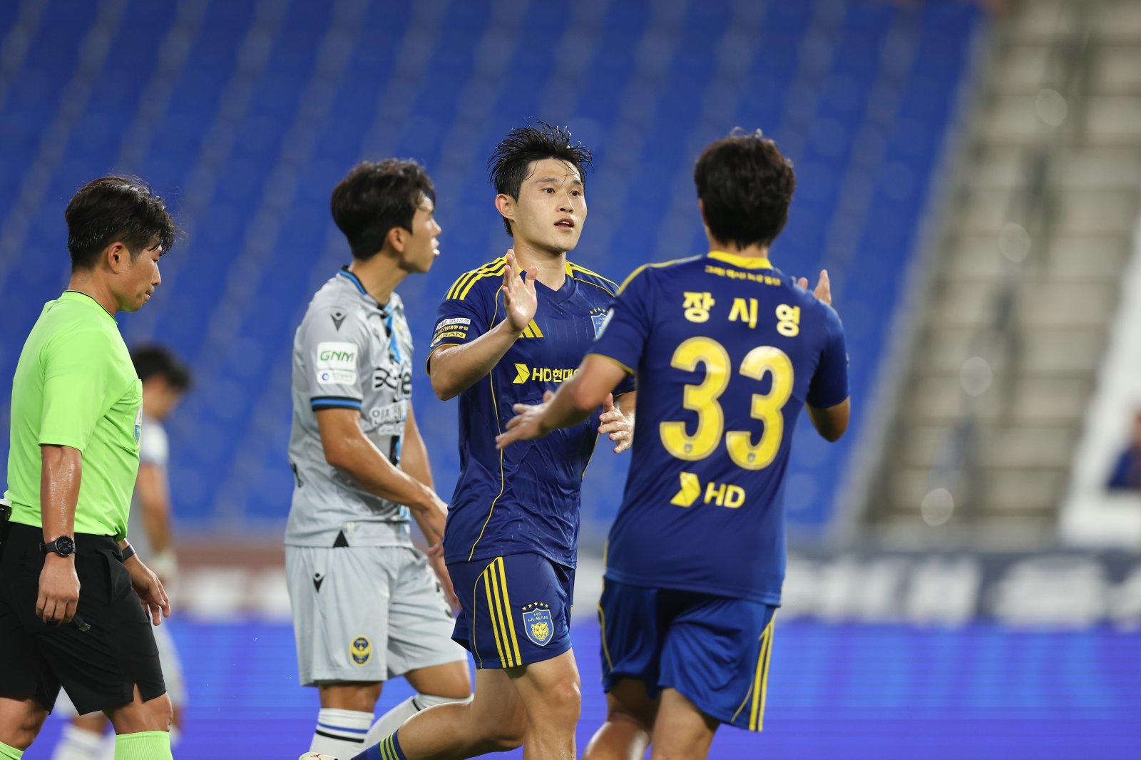 [SD 리뷰 in 상암] ‘제로톱 이동경 1골·1도움’ 울산, 선두 서울 상대로 3-1 승리 거두며 5경기 무승 마감…서울은 6경기 무패 막 내려
