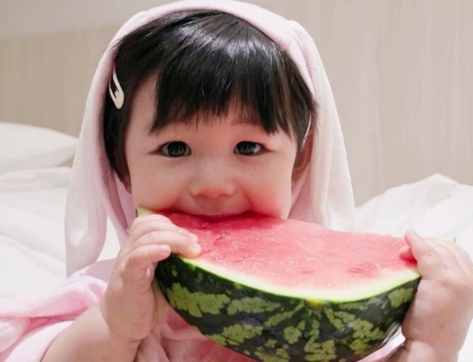 ‘심형탁 子’ 하루, 얼굴만 한 수박도 냠냠…18개월 먹방 천재 (슈돌)