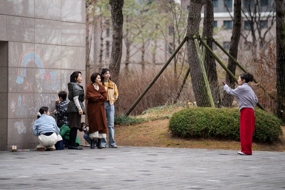 문소리 투혼, 바닥 껌 떼고 동네 엄마들과 한판 (아파트)