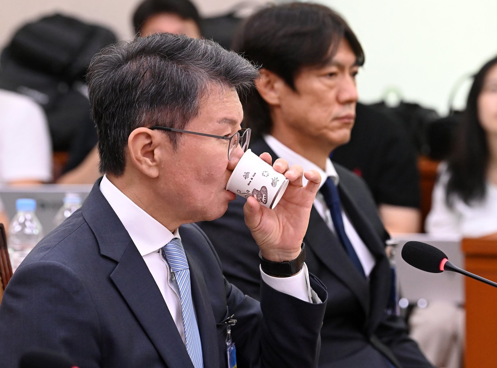 [SD 현장 라이브] 청문회 도중 포착된 정몽규 전 축구협회장 문자에 국회 발칵…‘정 선배’ 통한 접촉·‘고대 동문’ 로비 의혹까지, 청문회 뒤흔든 문자 파장