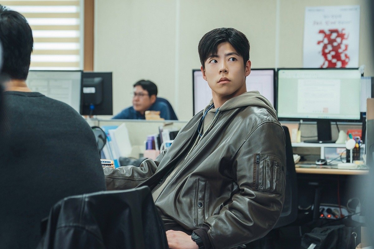 최우성, 귀여운 허세 장착한 막내 형사…‘유부녀 킬러’ 출격