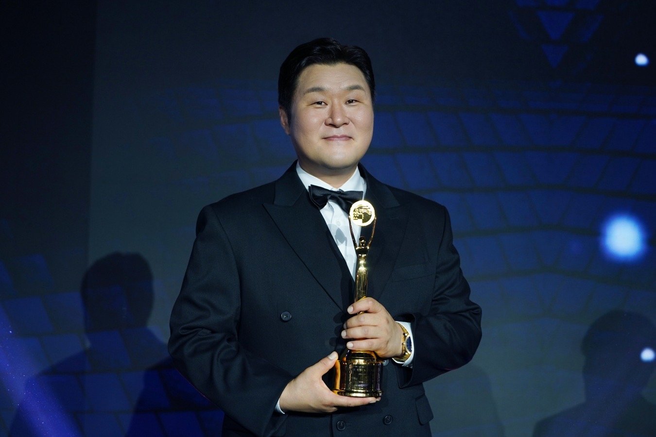 윤경호, 눈물의 남우조연상…2026년 대세 입증