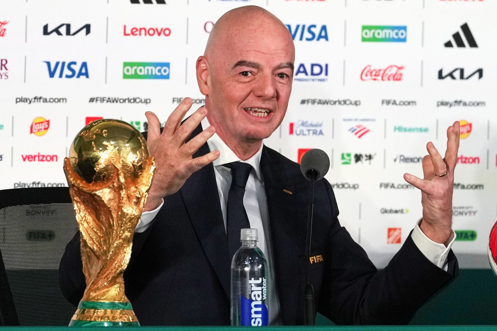 ‘삼일천하’ 마무리 된 인판티노 FIFA 회장의 WC 민간 투자 계획…흔들린 리더십, 재선 가능성도 ↓