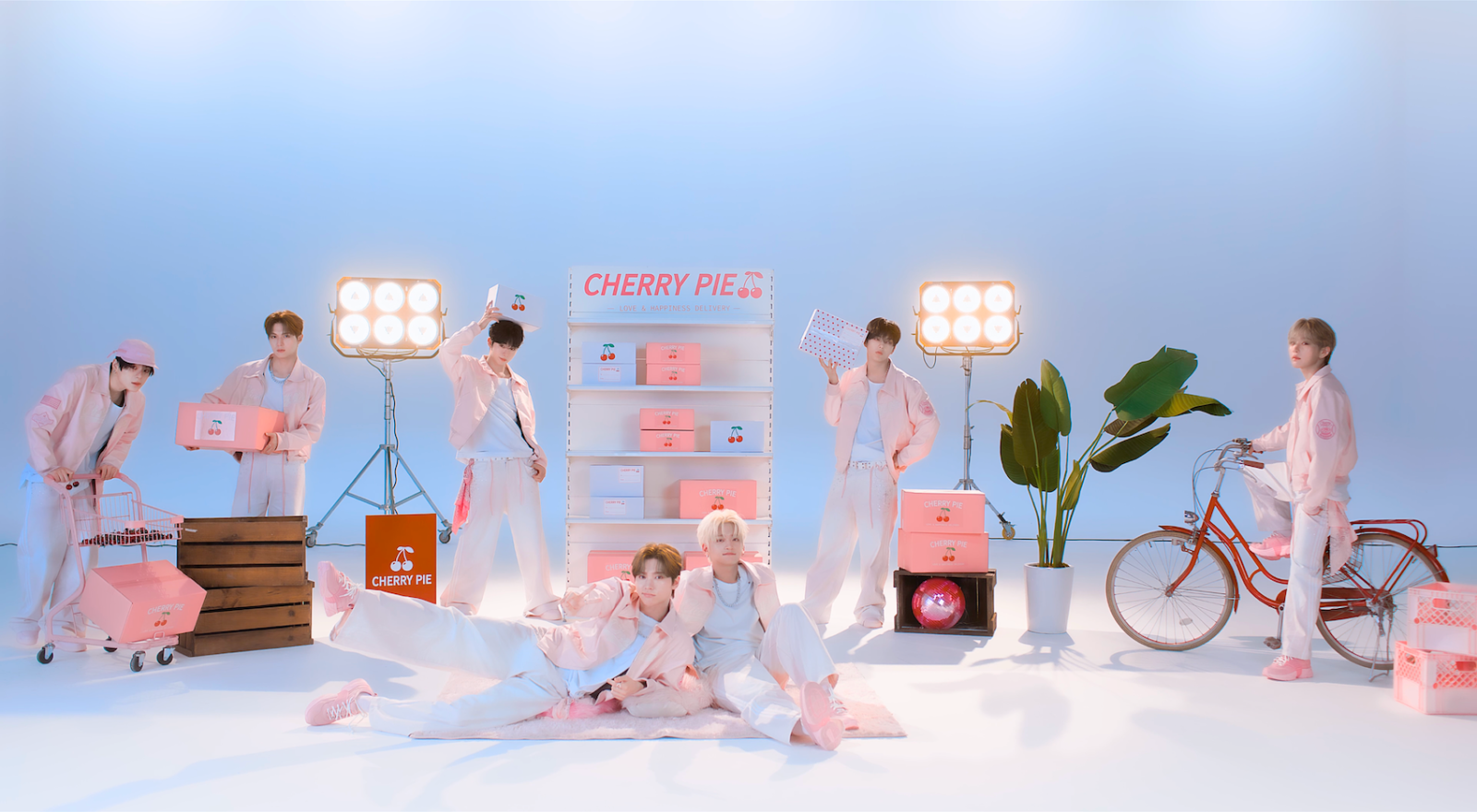 휘브, 디저트 숍 직원 변신…‘CHERRY PIE’ 기대 폭발