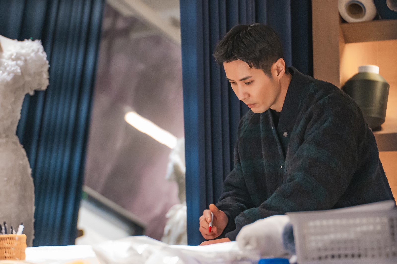김지석, 웨딩드레스 디자이너 변신…첫 스틸컷 공개 (그래, 이혼하자)