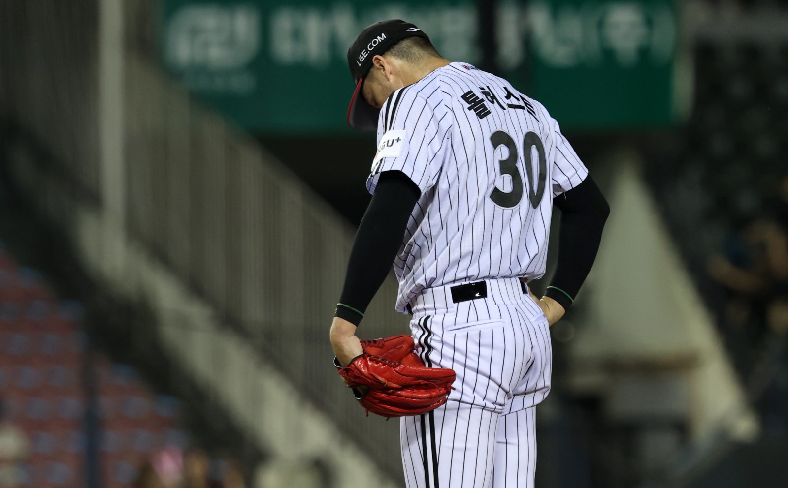 ‘후반기 ERA 6.88’ LG 염경엽 감독 “톨허스트, 결국 공격을 해야 이길 수 있다”