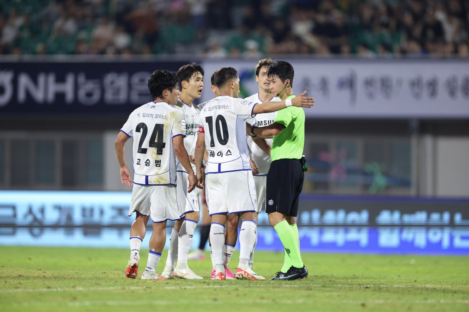“헤이스 안면 가격은 명백한 오심”…축구협회, 충북청주-수원 논란 판정 분석해 PK 인정, 두비츠카스 골 취소·핸드볼 불인정은 ‘정심’