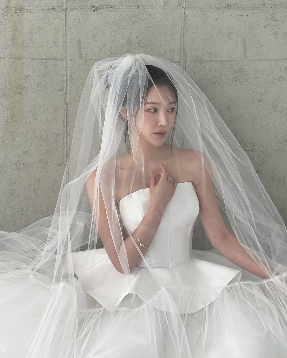 브브걸 민영, 웨딩 화보 깜짝 공개…면사포 쓴 순백의 여신 [DA★]