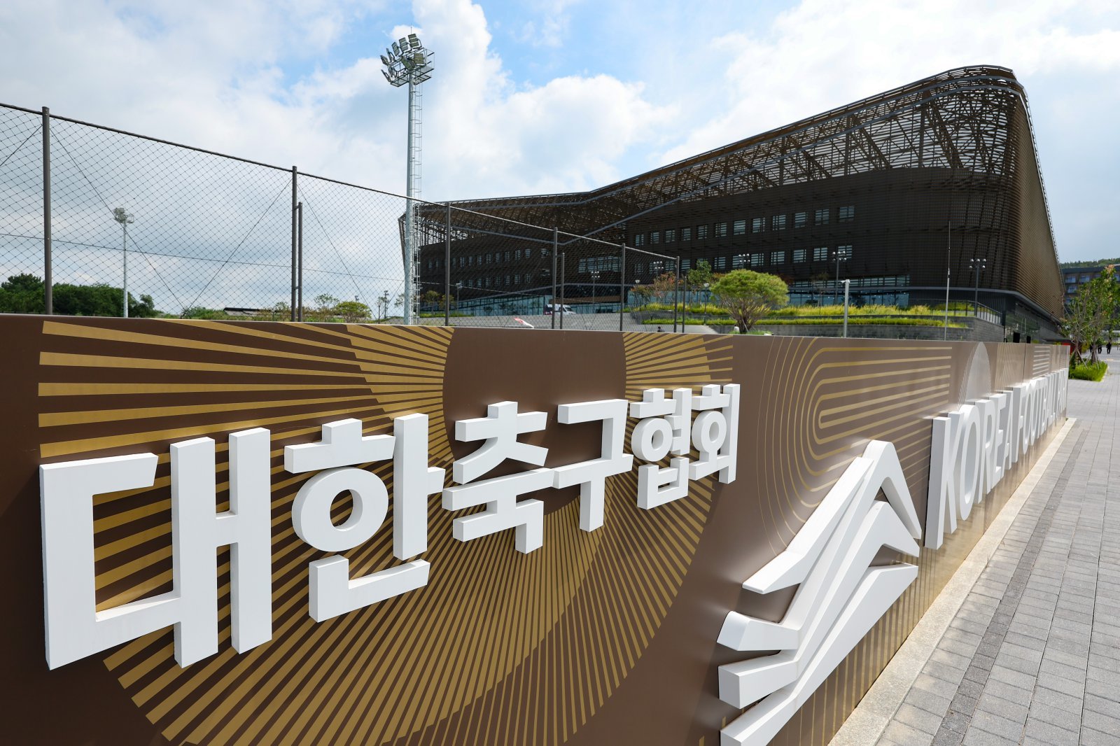 경찰, 대한축구협회 서울 축구회관·천안 사무실 압수수색…‘홍명보 선임 의혹’ 서민민생대책위 고발 2년 만에 강제수사