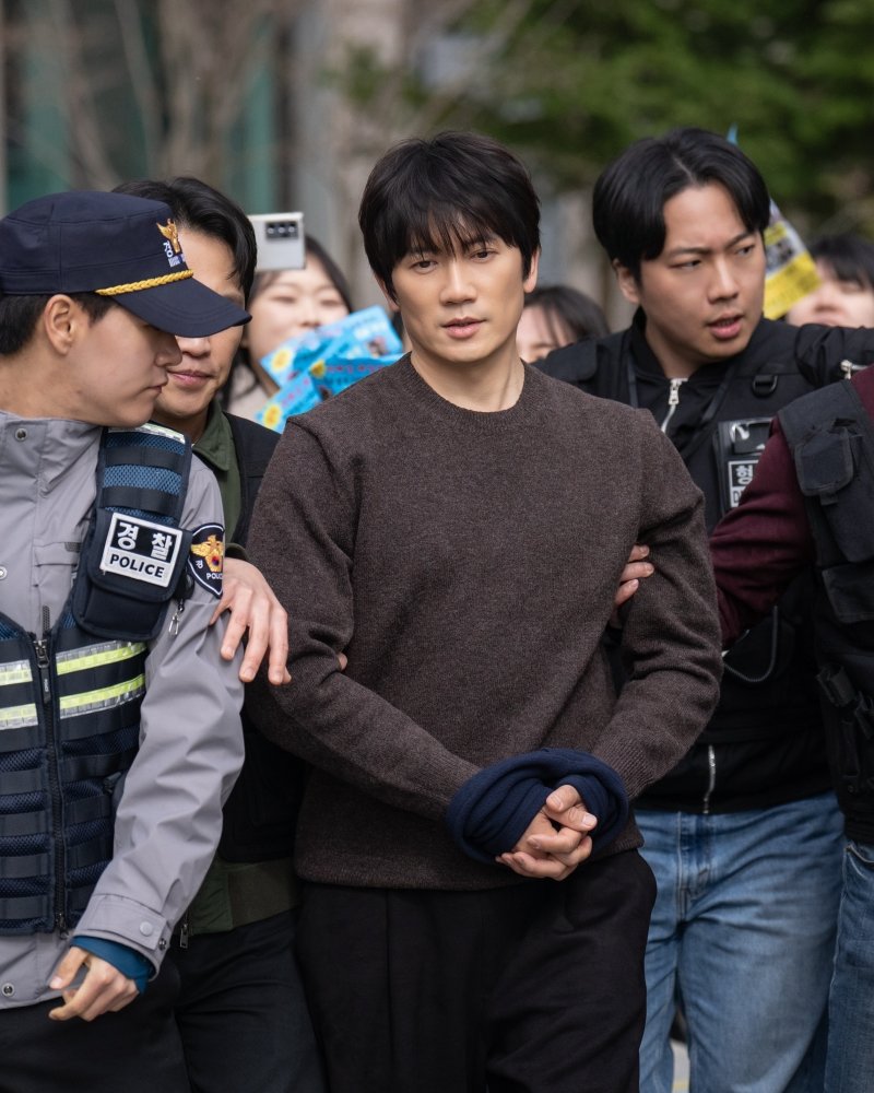 지성, 경찰에 연행돼 충격… ‘간헐적 가족’ 절규 (아파트)