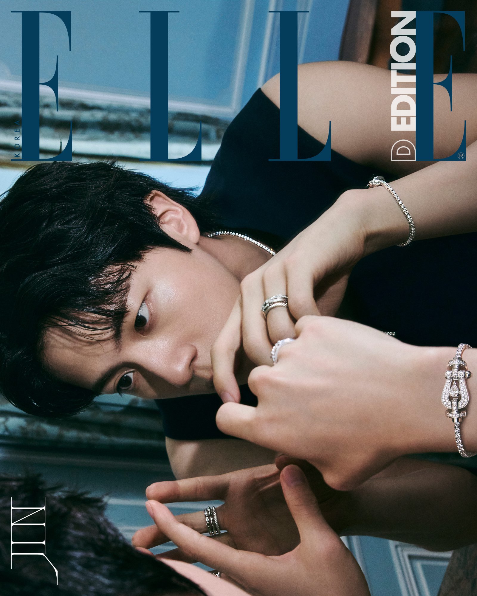 방탄소년단 진, 민소매 노출…청순한데 시크 [화보]