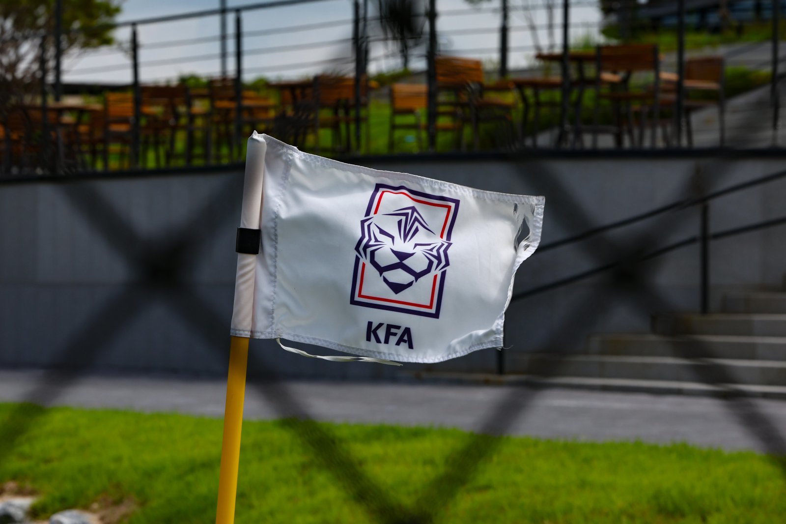 [사커토픽] 14~15년전 ‘해외심판 성접대’ 스캔들 휘말린 KFA, “죄송하다” 사과했지만…더 무서운 이미지 추락과 불신→FIFA 징계 가능성은 ‘희박’