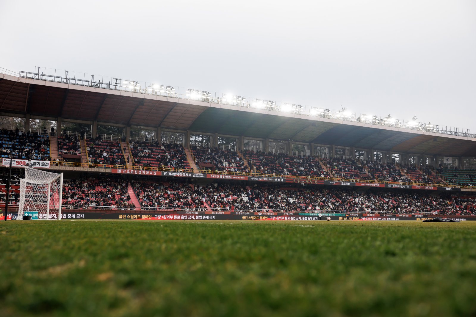 포항스틸야드 천장 석재 낙하에 놀란 프로축구연맹…K리그 전 구단 경기장 ‘긴급 안전점검’, 차기 홈경기 전까지 마친다