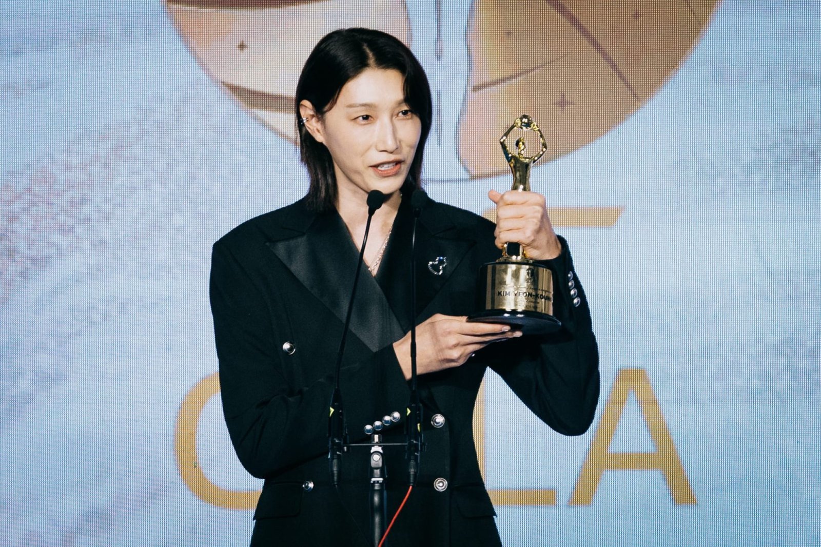 ‘배구 여제’ 김연경, AVC서 공로상 수상…“앞으로도 배구 발전과 후배 양성 위해 최선 다할 것”