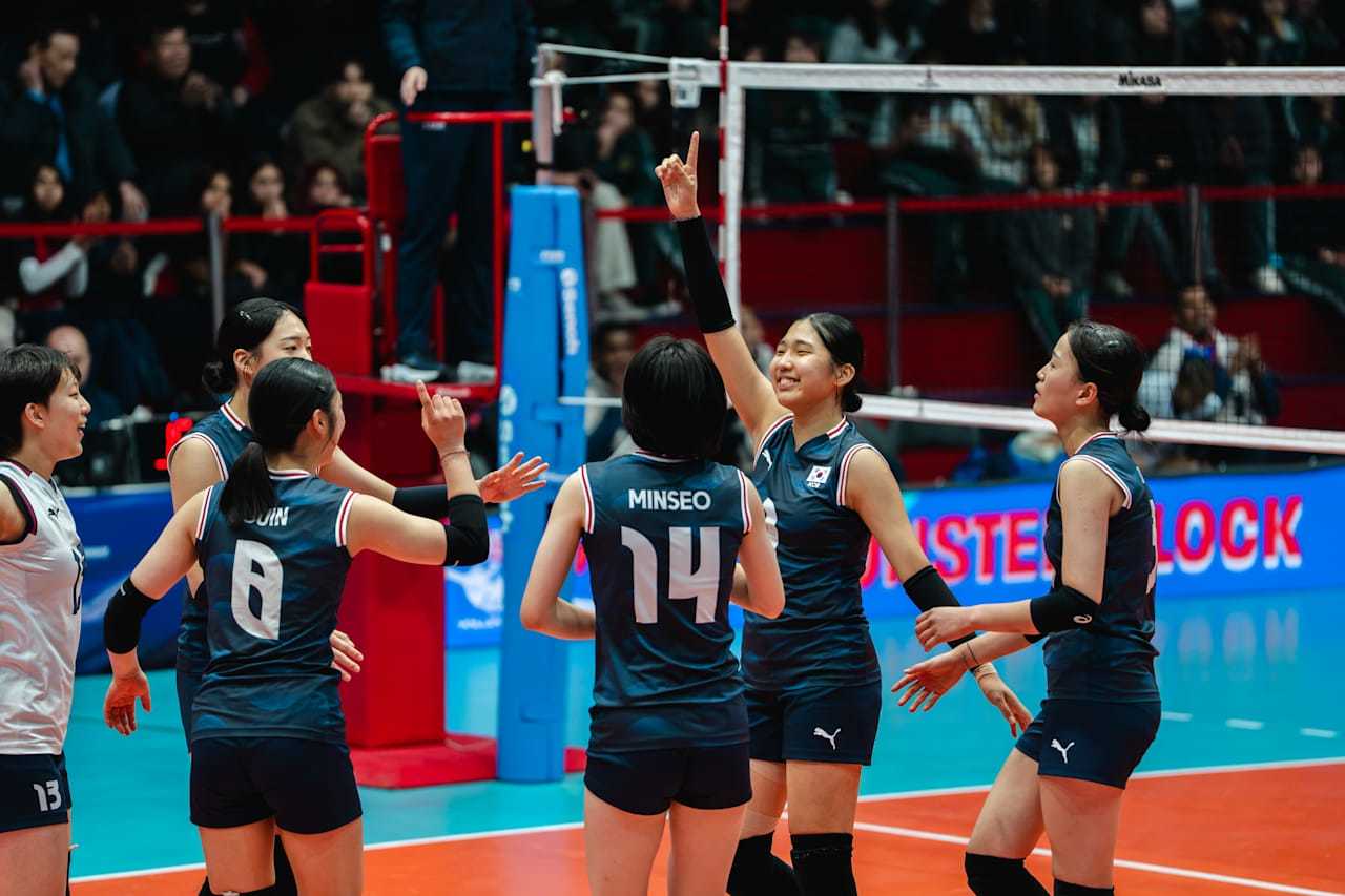 U-17 여자배구대표팀 선수들이 11일(한국시간) 칠레 로스안데스 경기장서 열린 도미니카공화국과 세계선수권 조별리그 D조 4차전 도중 득점한 뒤 기뻐하고 있다. 사진출처｜FIVB 홈페이지