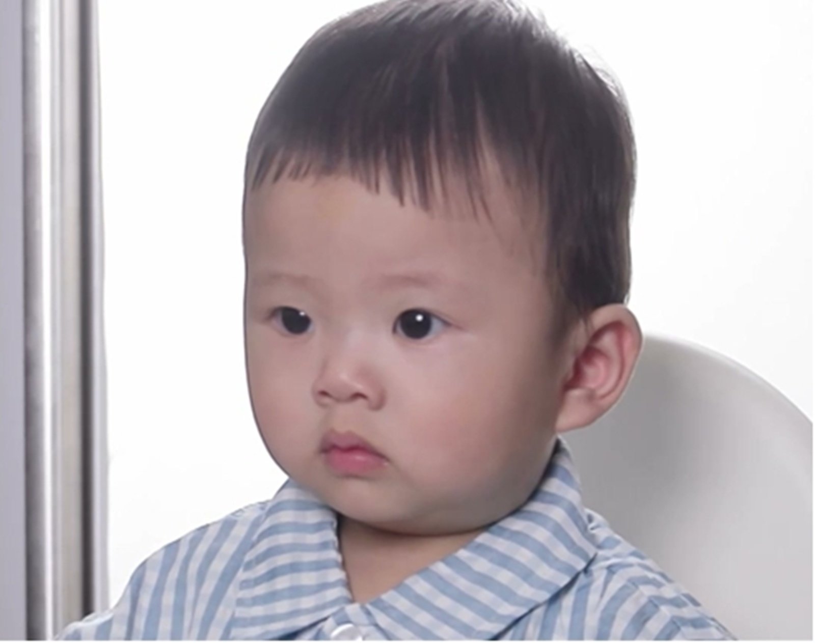 손민수♥임라라 쌍둥이, 생애 첫 여권 사진 도전…근엄한데 귀여워 (슈돌)