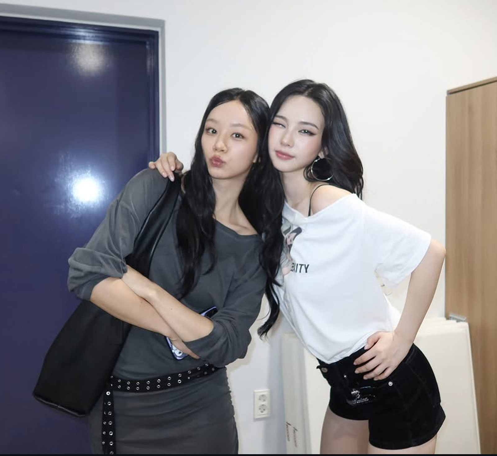 혜리, 절친 카리나와 다정 투샷 나란히 ‘소두 인증’ [DA★]