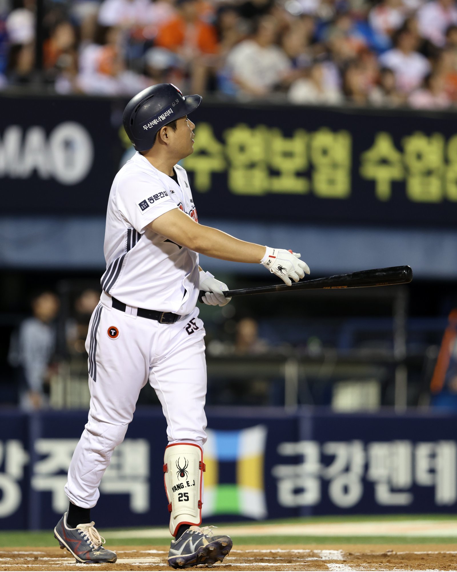 두산 양의지가 13일 잠실 한화전 4회말 3점홈런을 쳐낸 뒤 타구를 바라보고 있다. 사진제공|두산 베어스