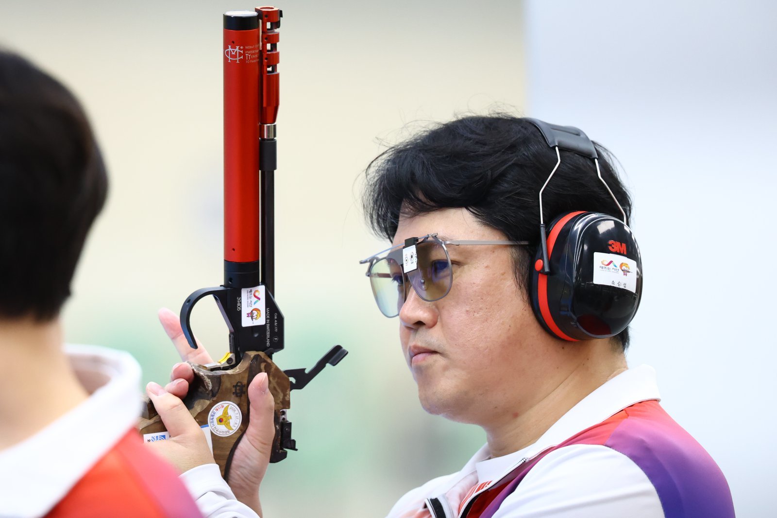 아들뻘 선수들과 훈련…마흔여덟에 첫 AG 앞둔 사격 소승섭 “덕분에 젊게 쏘고 있어요”