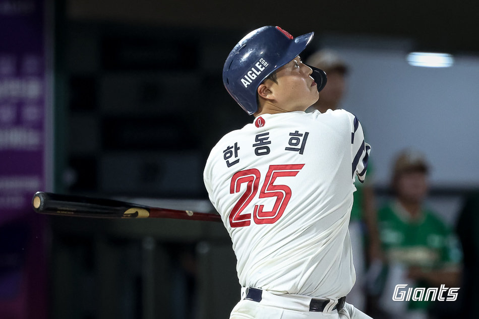 장외 홈런 이어 역전 발판 그랜드슬램까지…롯데 한동희, 이대호 그림자 지운다
