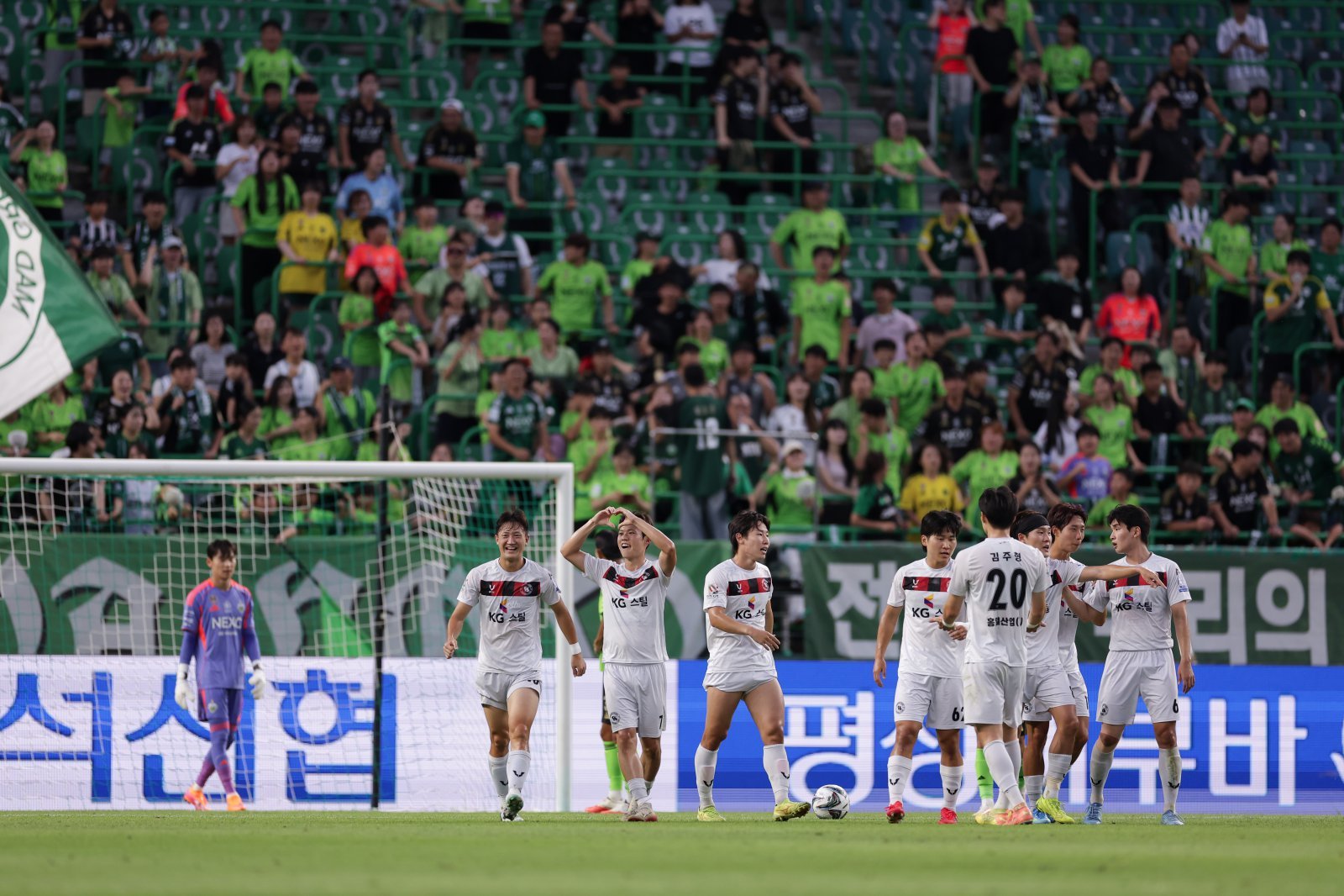 당진시민축구단, 적지서 열린 코리아컵 16강서 ‘디펜딩 챔피언’ 전북 잡았다!…GK 최영은 활약 힘입어 2-2 → 승부차기 5-3 승리