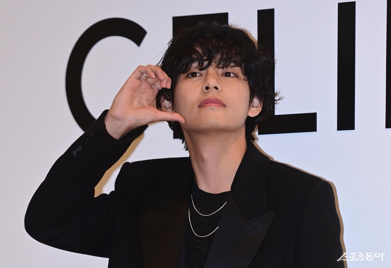 방탄소년단 뷔, 日도 놀란 ‘뷔 이펙트’…“V가 팔린다”