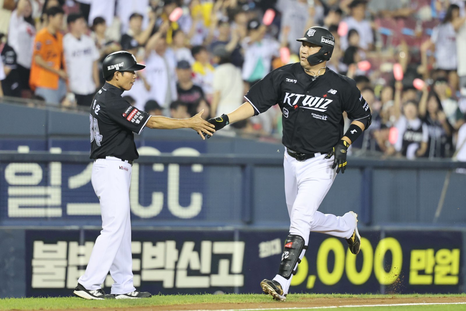 KT 장성우(오른쪽). 뉴시스