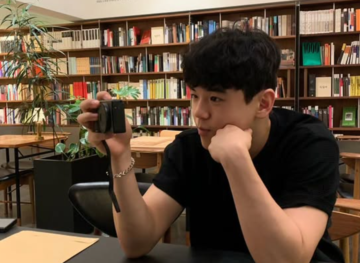 ‘윤민수 아들’ 윤후, ♥최유빈이 찍어줬나…“감성샷 연습 중” [SD셀픽]