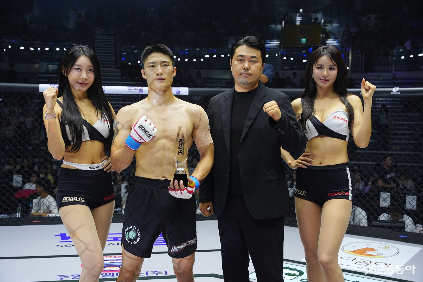 -63㎏ 계약체중 경기 승자 김영우와 파이팅 포즈 취하는 서덕호 로드FC 대표