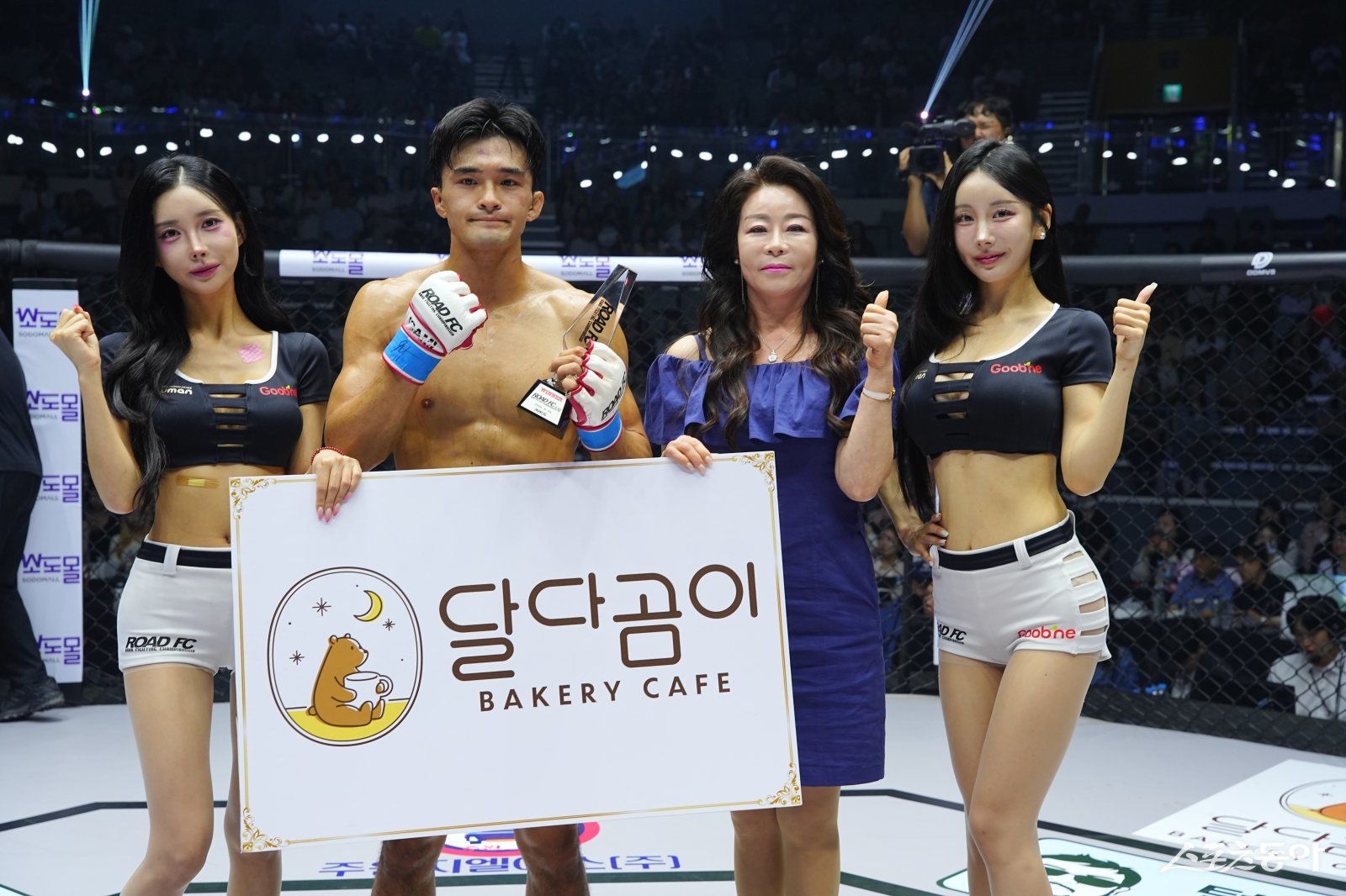 김옥주 달다곰이 회장, 로드FC 라이트급 김산에게 승리 기념 트로피 시상