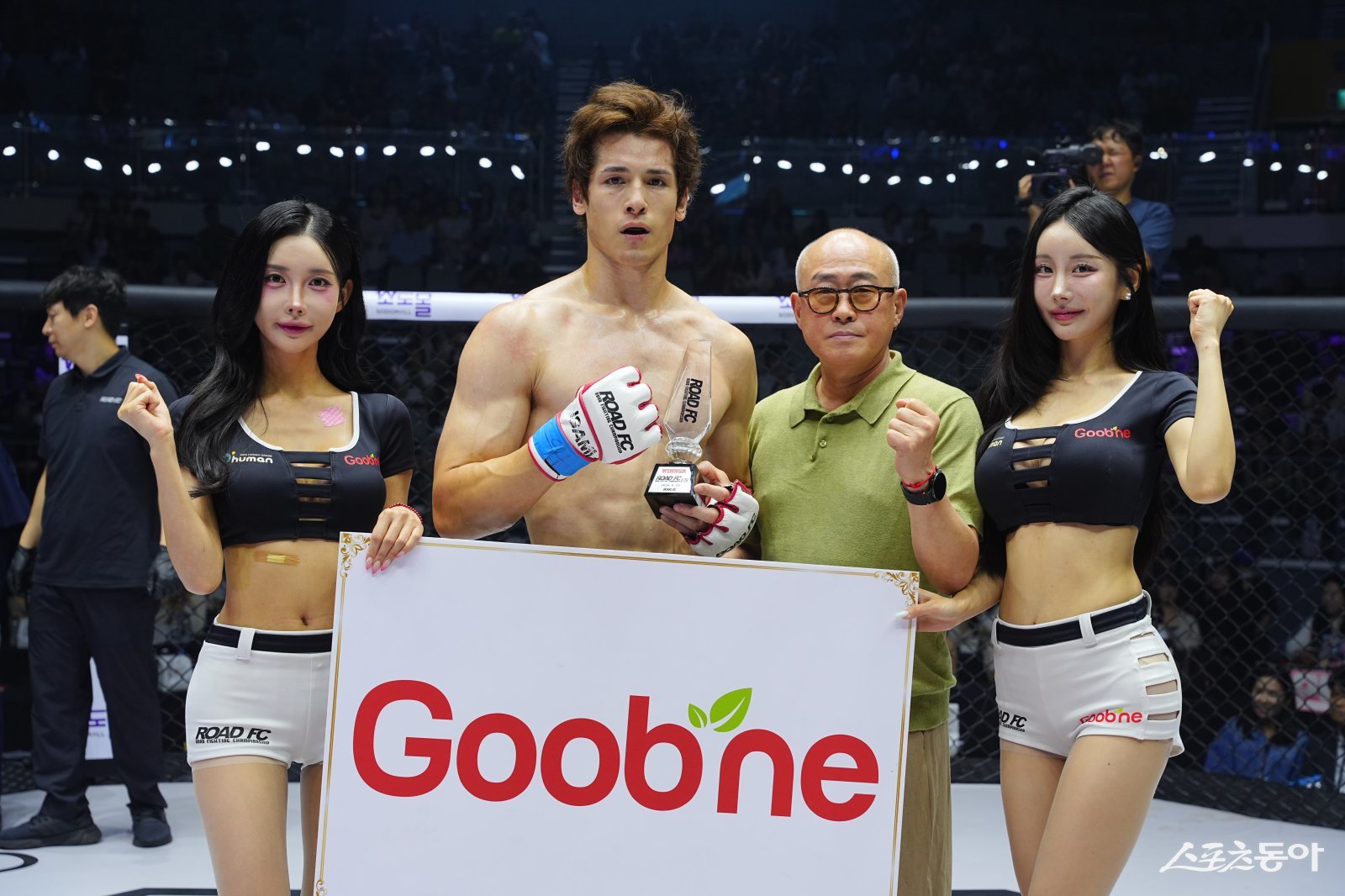 로드FC 미카미 다이치에게 승리 기념 트로피 시상하는 김영철 GN푸드 중국지사 대표